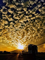 第１回　最優秀賞　「日が沈む聖地出雲を走れ」　玉井　謙治　（撮影場所：出雲市灘分町）