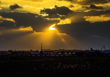 第１回　優秀賞　「夕映え」　原　史明　（撮影場所：出雲縁結び空港）
