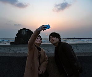 第１回　優秀賞　「カップル」　金築　哲　（撮影場所：稲佐の浜）