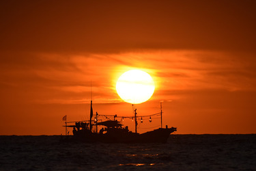 第２回　最優秀賞　「落陽の海」　山下　壮一　（撮影場所：小伊津町沖）