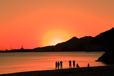 第２回　「夕陽稲佐の浜」　板倉　修作　（撮影場所：稲佐の浜）