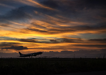 第２回　入選　「茜の空へ」　原  史明　（撮影場所：出雲縁結び空港）